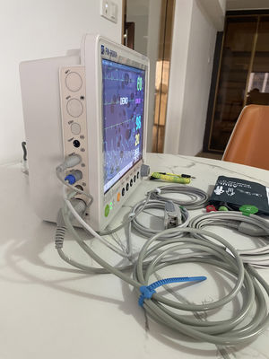 12,1 Zoll tragbarer 5-Parameter-Patientenmonitor mit 16 Sprachen für den medizinischen Gebrauch