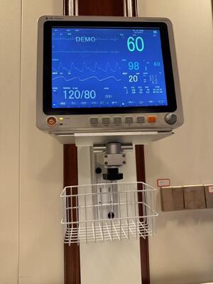 Höhenverstellbare Metallwandhalterung für die Montage von Patientenmonitoren in Krankenhäusern